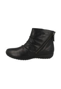 Stivaletto in pelle nera con un design leggermente sfilato, zip laterale, suola testurizzata e branding minimalista sul tallone.