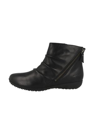 Bottines noires en cuir avec un design légèrement affaissé, une fermeture éclair latérale, une semelle texturée et un logo minimaliste sur le talon.