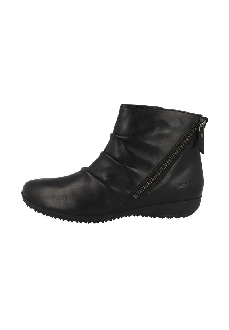 Stivaletto in pelle nera con un design leggermente sfilato, zip laterale, suola testurizzata e branding minimalista sul tallone.