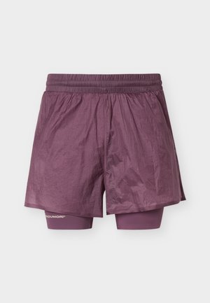 Lilla herre treningsshorts med innebygde kompresjonsleggings og elastisk midjebånd, vist på en enkel lys bakgrunn.