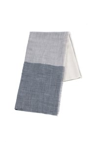 Sciarpa in lino grigio e bianco sporco con una trama testurizzata, caratterizzata da un design a blocchi di colore e bordi sfrangiati lungo il fondo.