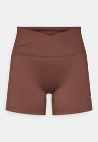 Καφέ αθλητικό σορτς με ψηλή μέση και σχεδιασμό με διασταυρούμενο μπροστινό μέρος. Κατασκευασμένο από λείο, ελαστικό υλικό. Διαθέτει μικρό λογότυπο στο πλάι.