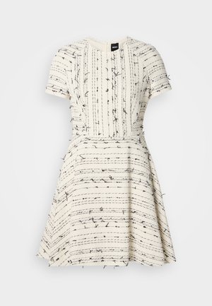 Vestido de manga corta hasta la rodilla en tela crema con líneas verticales negras y acentos texturizados. Cintura ajustada, diseño de falda acampanada.