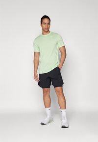 Nike Performance TEE RESET - T-skjorte til trening - vapor green/white
