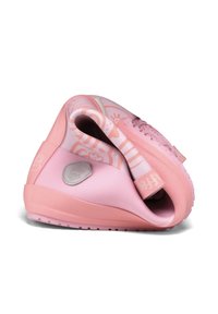 Elastyczny różowy treningowy but zgięty na pół, ozdobiony kwiatowymi i spiralnymi wzorami oraz srebrnym okrągłym logo po boku.