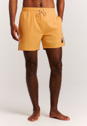 Oranje zwembroek met een trekkoord in de taille, een gladde textuur en zijaccentdetails. Voorzien van een klein merklabel op het linkerbeen.