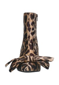 Ankle-Boot im Leopardenmuster mit einem strukturierten Schaft und einem großen Schleifendetail an der Zehe. Hergestellt aus weichem Stoff, in spitzer Zehenform.