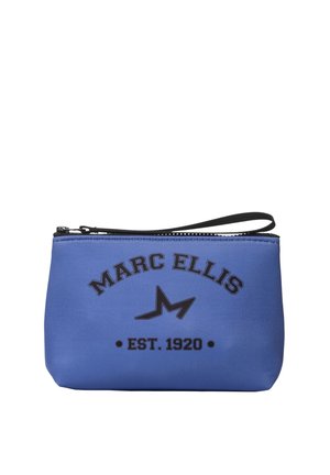 Pochette zippée bleue Marc Ellis avec sangle de poignet noire et texte du logo "MARC ELLIS EST. 1920" en noir sur le devant.