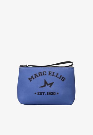 Bustina con zip blu Marc Ellis con cinturino nero da polso e testo del logo "MARC ELLIS EST. 1920" in nero sulla parte anteriore.