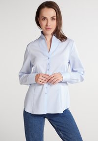 Eterna KELCHKRAGENBLUSE - REGULAR FIT - Button-down blouse - hellblau