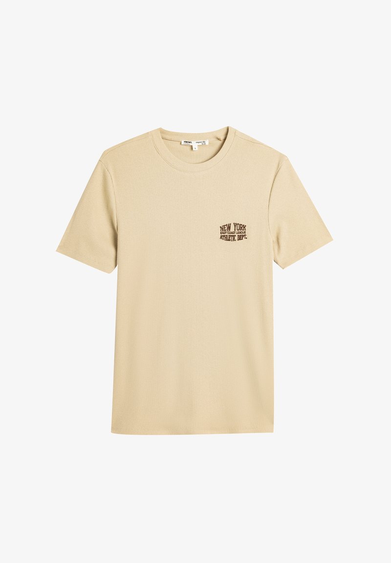 Beige T-shirt med korte ærmer lavet af ribbet stof. Har et lille, mørkebrun "New York Athletic Dept." grafik på venstre bryst.