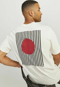 R.D.D. ROYAL DENIM DIVISION RUNDHALS - Marškinėliai su spaudiniu - egret
