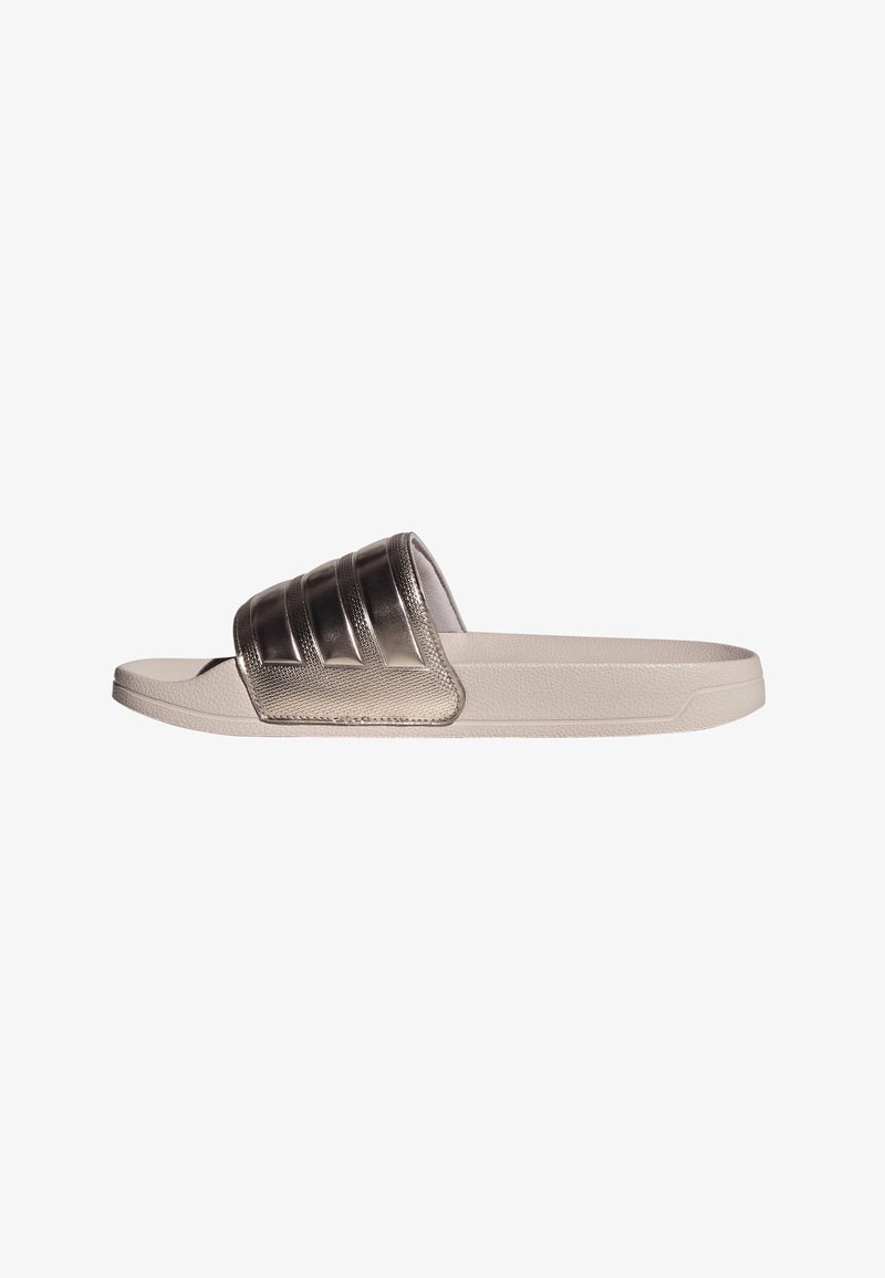 Herren-Sandale mit beigem Gummisohle. Der Riemen ist metallic bronze mit einer strukturierten Oberfläche und drei horizontalen Rillen für besseren Halt.