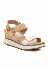 Sandalias de cuña con una combinación de tiras sintéticas en beige y rosa claro, plantilla acolchada y suela de goma blanca con agarre texturizado.
