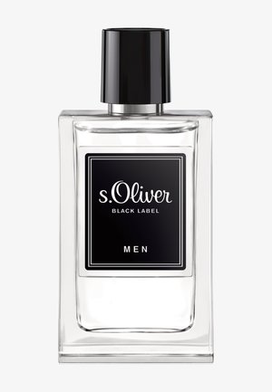 Flacon de parfum rectangulaire en verre transparent avec une étiquette rectangulaire noire portant l'inscription "s.Oliver Black Label Men" et un bouchon noir brillant.