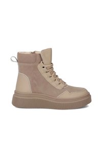 Beżowe sneakersy typu high-top z zamszowej cholewki, gumowej podeszwie, teksturowanym detalem i sznurówkami; zamek błyskawiczny z boku dla łatwego dostępu.