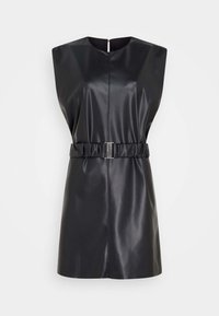 Svart läderklänning med hög halsringning, korta ärmar och åtsittande midja som har en silverbuckle. Slät yta, figurnära form.