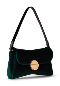 Sac à main en velours vert avec un fermoir magnétique, une bandoulière en cuir noir et un détail logo arrondi. Il présente une texture douce et pelucheuse ainsi qu'un design à rabat.