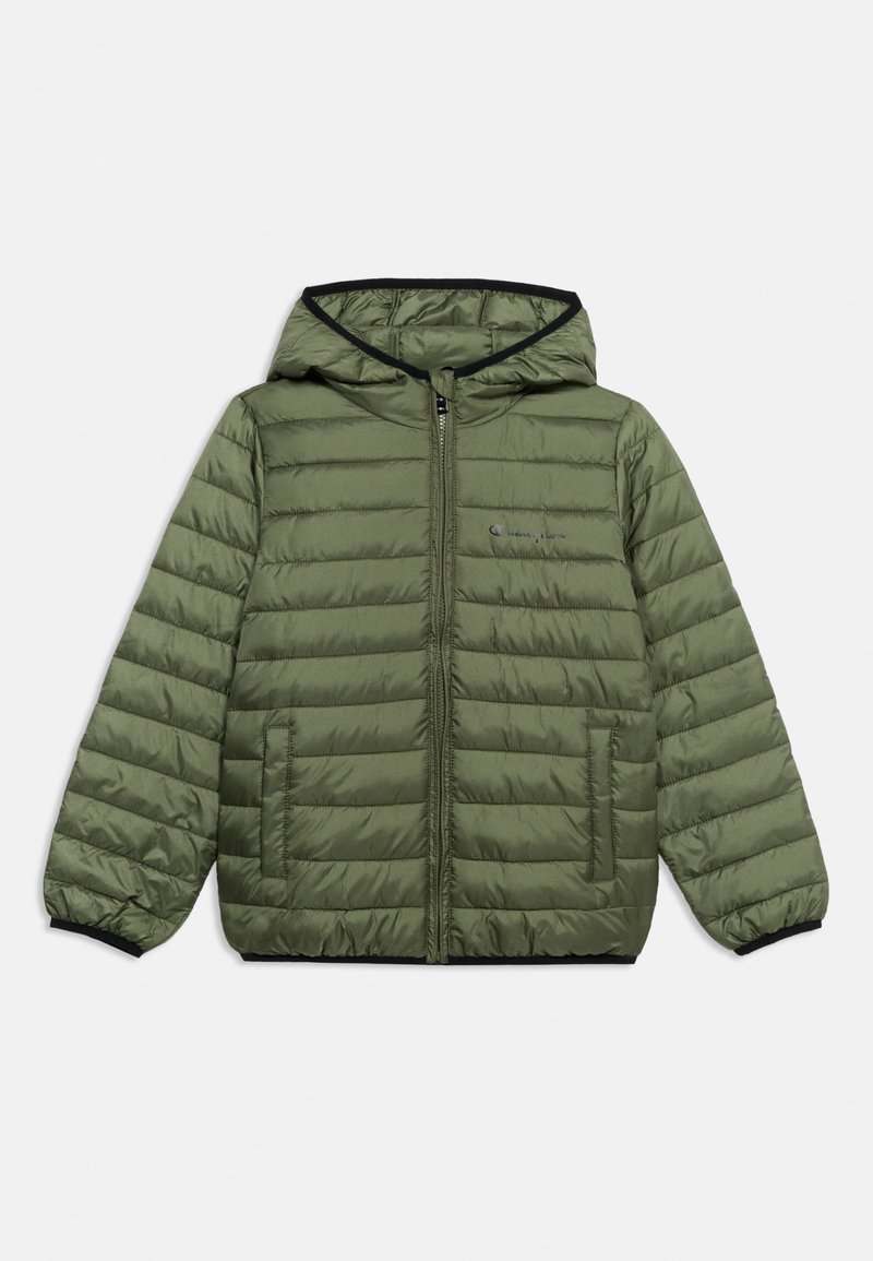 Μπουφάν σε ελιά πράσινο με κουκούλα, οριζόντια καπιτονέ σχεδίαση, κλείσιμο με φερμουάρ και μαύρο περιθώριο στα μανίκια και το τελείωμα. Διαθέτει πλαϊνές τσέπες.