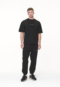 Pegador COLNE LOGO TEE - T-shirts med print - washed black/retro blue