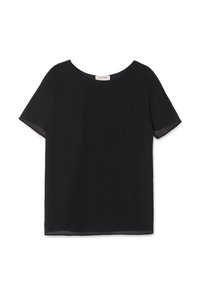 Svart kortärmad topp i slätt tyg. Har en rund halsringning och genomskinliga detaljer på ärmarna. Lugn passform med rak fåll.