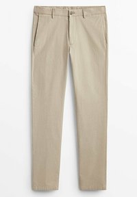 Beżowe spodnie slim fit z pętlami na pasek, dwoma bocznymi kieszeniami, z przodu z guzikem i zapięciem na zamek, wyeksponowane na białym tle.