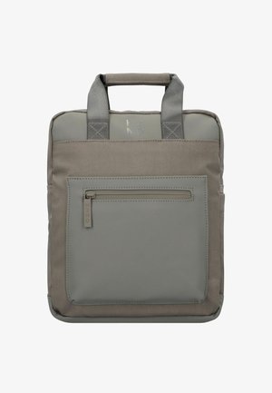 Bolso para portátil gris con texturas de tela duales. Cuenta con asas superiores, un bolsillo frontal con cremallera y un logotipo estampado en el panel frontal.