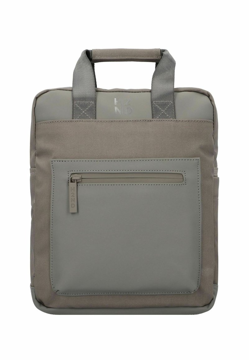 Bolso para portátil gris con texturas de tela duales. Cuenta con asas superiores, un bolsillo frontal con cremallera y un logotipo estampado en el panel frontal.