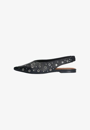 Zwarte slingback platte schoen van leer, met zilverkleurige oogjes, een puntige neus en een lage hak. Soepele textuur met minimale accenten.