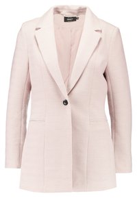 Jasnoróżowa marynarka o fakturze z warkocza, z klapami, pojedynczym czarnym zapięciem na guzik oraz dwiema przednimi kieszeniami. Dopasowana sylwetka.