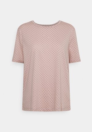 Jasnoróżowy t-shirt z krótkim rękawem, małymi czarnymi kropkami, okrągłym dekoltem i luźnym fasonem na jednolitym białym tle.