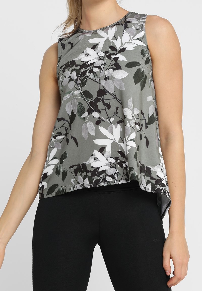 Szara bluzka bez rękawów z czarno-białym wzorem liści, z okrągłym dekoltem i zaokrąglonym obszyciem na dole, wykonana z gładkiej, lekkiej tkaniny.