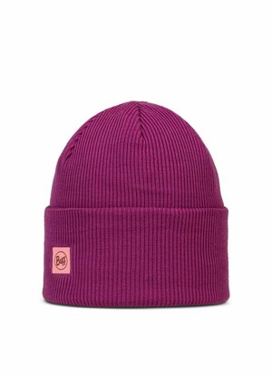 Lila gestrickte Mütze mit geripptem Muster, ausgestattet mit einem umgeschlagenen Saum und einem kleinen rosa Logosticker an der Seite.