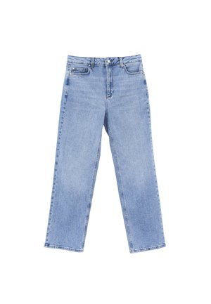 Lichtblauwe denim jeans met rechte pijpen, vijf zakken, gordel lussen en metalen knoopsluiting op een witte achtergrond.