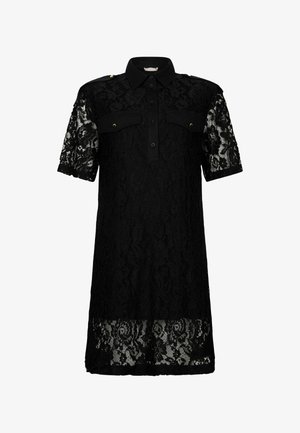 Robe en dentelle noire avec un col et des manches courtes. Elle possède deux poches avant et des accents d'épaule en matériel doré.