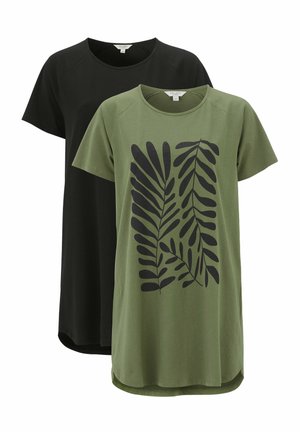 Två t-shirts: en svart och en olivgrön med svart bladtryck. Båda har korta ärmar och rundad fåll.