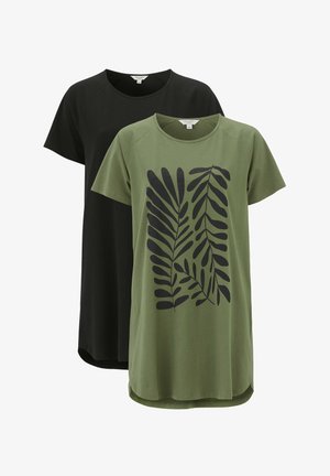 Twee t-shirts: één zwart en één olijfgroen met een zwart bladpatroon. Beide hebben korte mouwen en een ronde zoom.