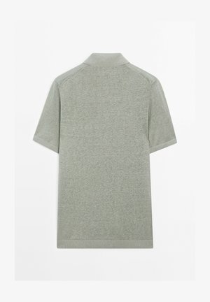 Korte mouw polo shirt in lichtgrijs, gemaakt van zachte stof met een kraag en ribgebreide manchetten. Gestructureerd oppervlak met minimale details.