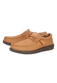 Zapatos de tela marrones con una superficie texturizada, que cuentan con un diseño de cordones y un forro interior estampado. Suela de goma con detalles moteados.