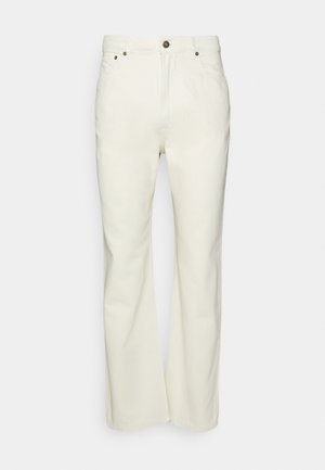 Pantalones de algodón blancos con un diseño clásico de pernera recta, que cuentan con un cierre de botón y un estilo de cinco bolsillos. Textura suave con detalles mínimos.