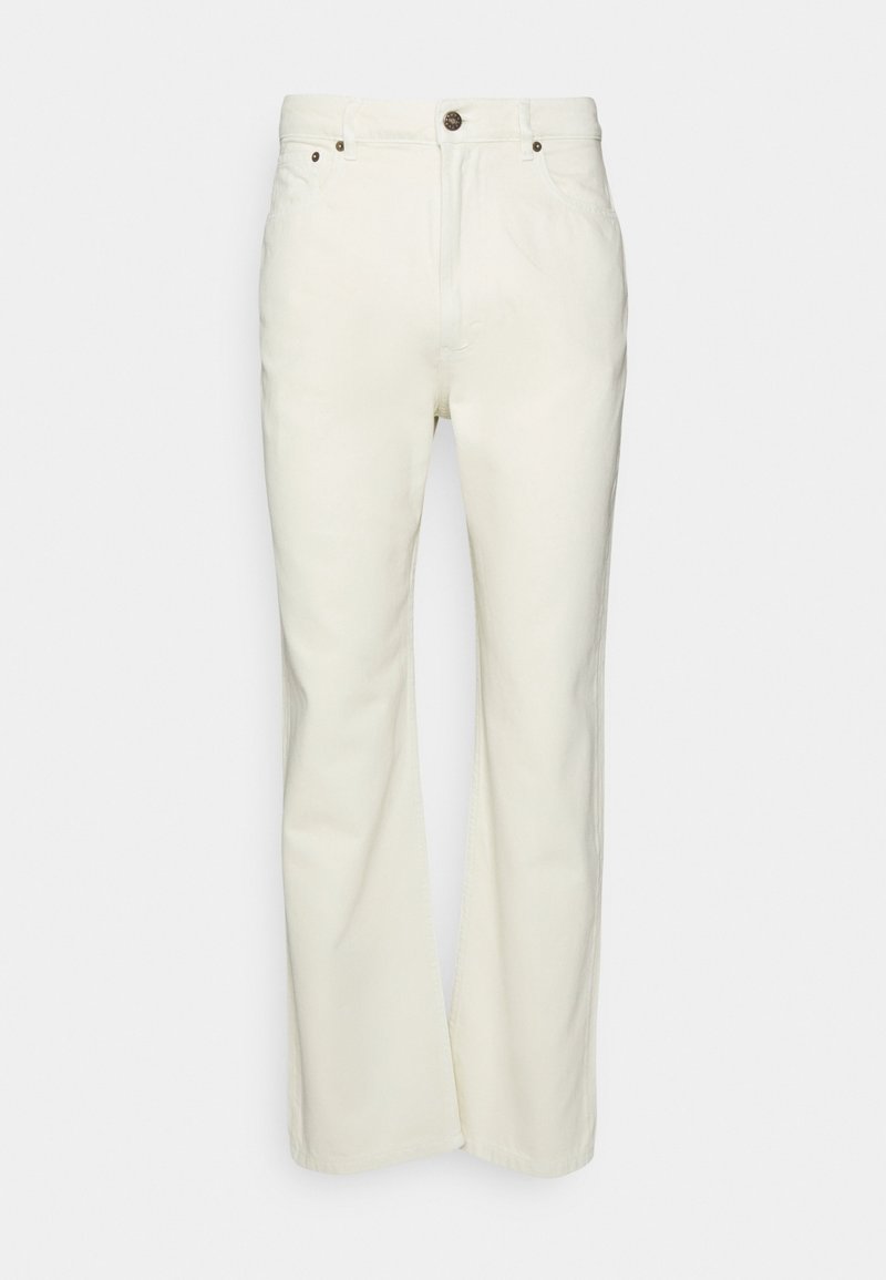 Weiße Baumwollhosen mit klassischem gerade geschnittenem Design, ausgestattet mit einem Knopfverschluss und fünf Taschen. Glatte Textur mit minimalen Details.