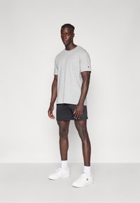 Champion TRAIN SHORTS BERMUDA SMALL LOGO - Sporta šorti - black