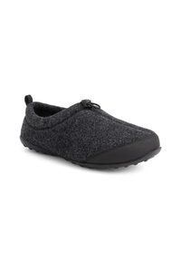 Donkergrijze instap pantoffel met een textiele bovenkant, zwarte rubberen zool en een verstelbare toggle nabij de bovenkant.