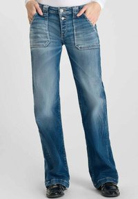Jean en denim bleu délavé avec une coupe droite, poches plaquées et un léger délavage à l'avant. Fermé par deux boutons en argent.