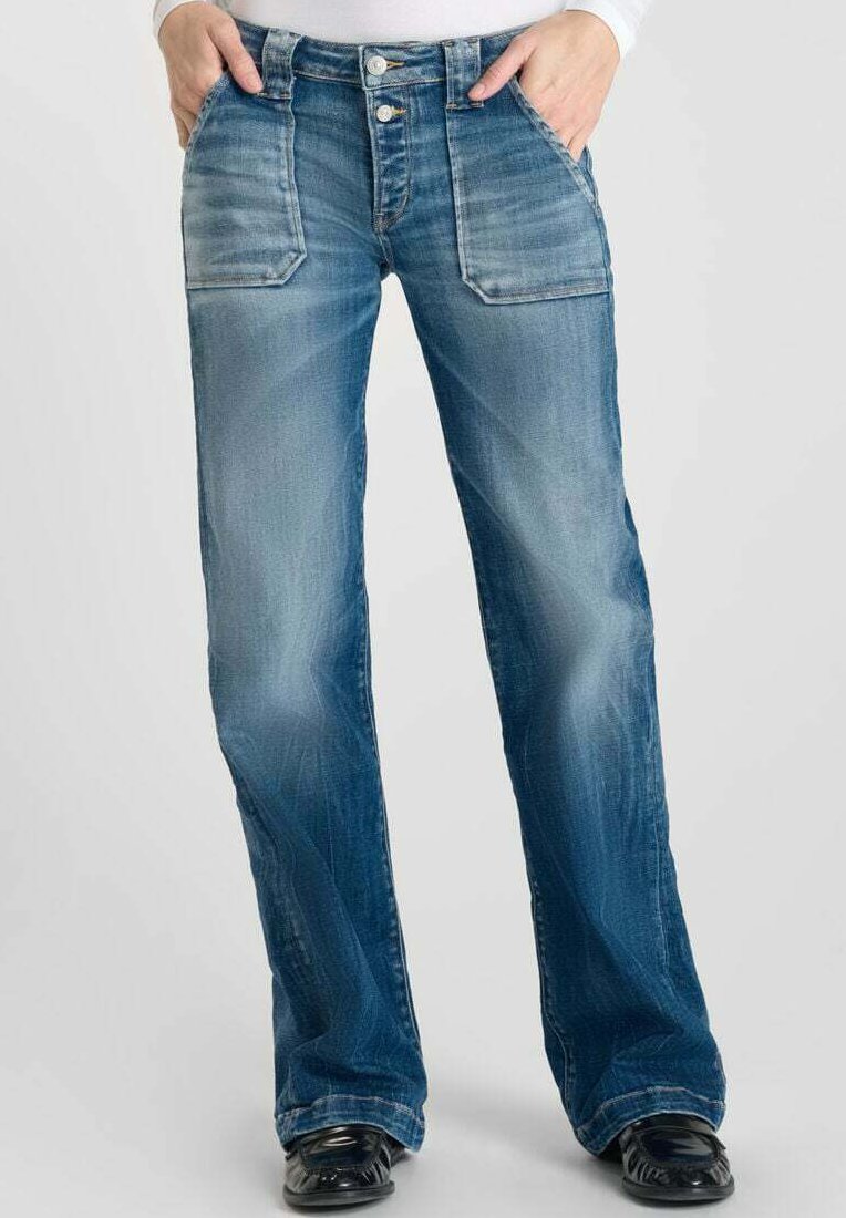Jean en denim bleu délavé avec une coupe droite, poches plaquées et un léger délavage à l'avant. Fermé par deux boutons en argent.