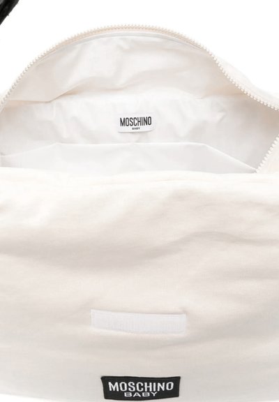 Borsa di stoffa di colore crema con una texture liscia, chiusura con zip e un'etichetta interna con il marchio. Presenta una piccola tasca esterna accentata in bianco.