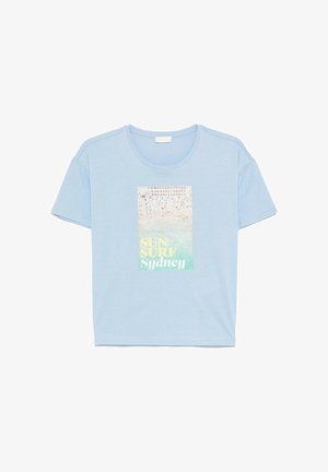 Maglietta a maniche corte azzurro chiaro con una grafica di spiaggia e il testo "SUN SURF Sydney" stampato sul davanti.