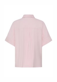 Vue de dos d'une chemise rose clair à manches courtes avec col, pli central dans le dos et coupe décontractée.