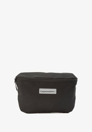 Schwarze rechteckige Tasche mit Reißverschluss, auf der Vorderseite mit einem "Cleptomanicx"-Label versehen. Der Stoff wirkt strukturiert und langlebig.