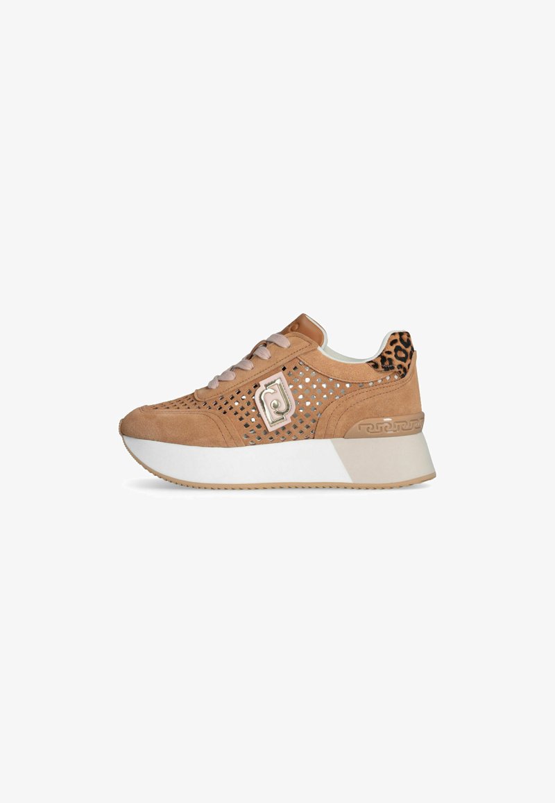 Zapatillas de ante marrón con diseño perforado, suela beige contrastante, logotipo metálico y acento de estampado de leopardo en el talón.